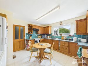 Kitchen/Breakfast Room- click for photo gallery